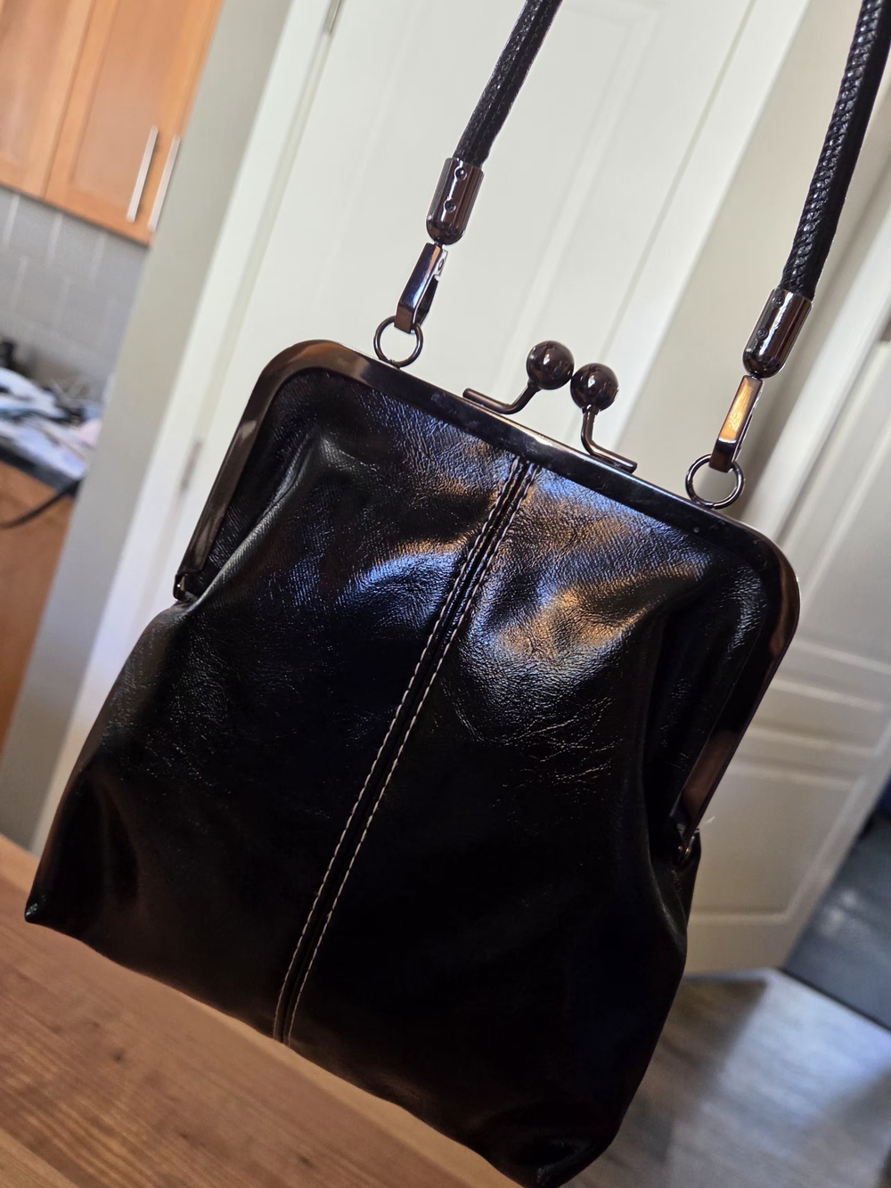 Black Faux Leather Kiss-Lock Shoulder Bag/crossbody.